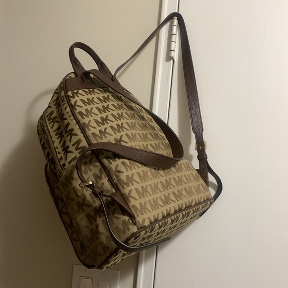 Negotiable. Authentic Michael Kors New Backpack In Beautiful Tan & Brown Color - Picture 5 of 7